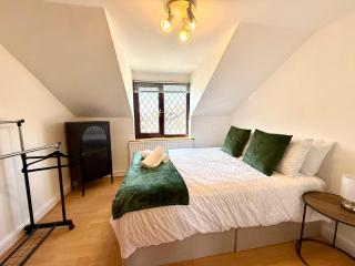 Southernwood House Sleeps 12 Parking and Wi-FI - Swindon - 2