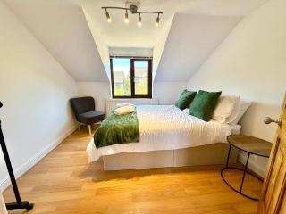 Southernwood House Sleeps 12 Parking and Wi-FI - Swindon - 1