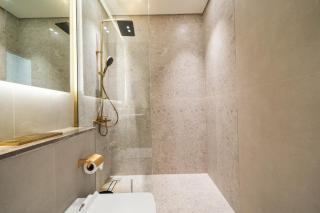 Luxury 1BR Apt Binghatti Amber Prime Location - 6