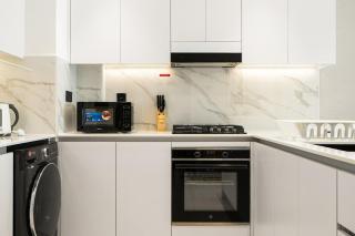 Luxury 1BR Apt Binghatti Amber Prime Location - 4