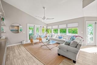La Buena Vida - Bright Beachy Canal Front Steps to Beach PoolSpa Dock Beach Gear Dogs OK - Anna Maria - 5