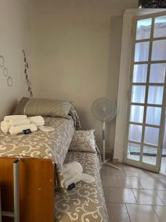 Camera rifugio con porta su strada - 0