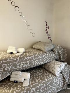 Camera rifugio con porta su strada - 1