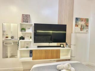Instaworthy High Ceiling Staycation Studio at Azure - San Fernando - 6