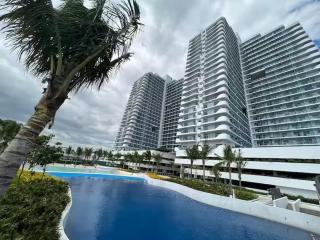 Instaworthy High Ceiling Staycation Studio at Azure - San Fernando - 1