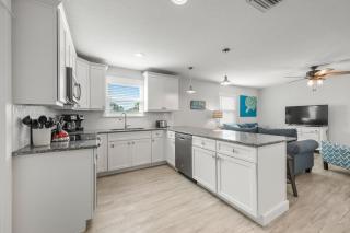 Family Tides - 2 Homes in 1 Steps to Beach w Rooftop Views Heated Pool Close to Bridge St - Bradenton Beach - 2