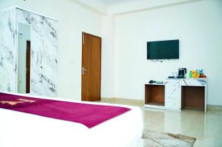 Hotel Red Brick By Admire Stay - Noida - 1