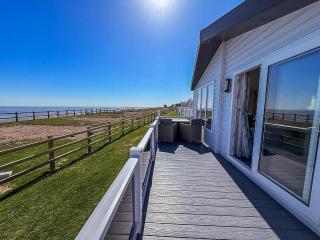 Stunning 6 Berth Lodge With Full Sea Views In Suffolk Ref 68007Cr - Lowestoft - 0