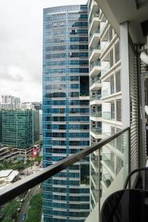 Uptown Parksuites BGC Stylish 2BR Fast WiFi Washer Balcony - Manila - 8