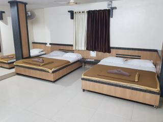 Om Sai Hotel and Guesthouse - Shirdi - 9