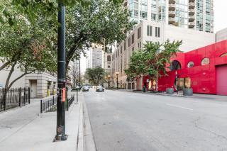 River North 1br w coffee shop gym nr lake CHI-972 - 8