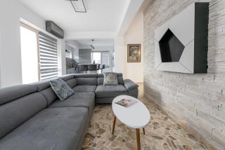 August Getaway Spacious 2-Bedroom Sleeps 5 Free Parking - 8