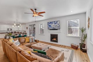 Pet Family-Friendly Spacious Fenced Yard 5-min to Downtown EV Charger - 0