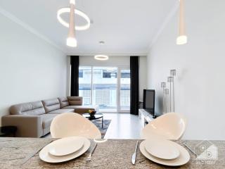 Stylish 1-Bedroom Retreat with Balcony Views - 2