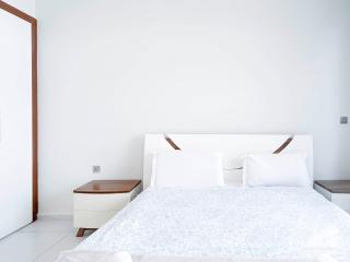 Stylish 1-Bedroom Retreat with Balcony Views - 6