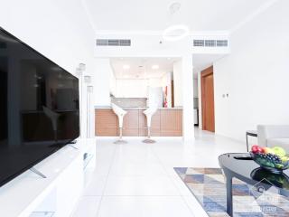 Stylish 1-Bedroom Retreat with Balcony Views - 8