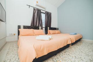 Batu Pahat w Pool table & Karaoke Villa 4BR16pax by Our Stay - Batu Pahat - 3