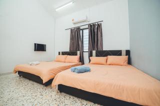 Batu Pahat w Pool table & Karaoke Villa 4BR16pax by Our Stay - Batu Pahat - 2