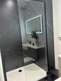 The Westborough Luxury Classic 2 Bedroom Apartment - Scarborough - 2