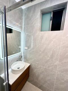Cozy Bedroom with Private Bathroom and Toilet Close to Train Station Airport - Revesby - 6