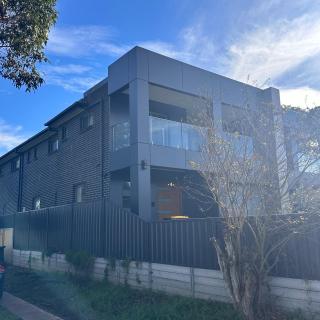 Cozy Bedroom with Private Bathroom and Toilet Close to Train Station Airport - Revesby - 3
