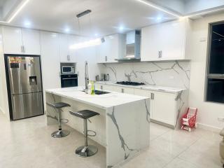 Cozy Bedroom with Private Bathroom and Toilet Close to Train Station Airport - Revesby - 1