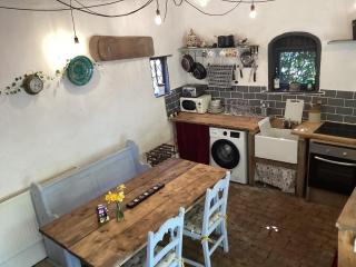 The Eclectic Coach House - Roydon - 8