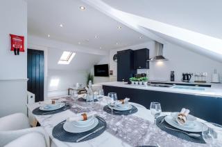 Incredible 3 Bedroom Apartment In York, Central Location - 8