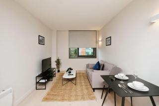 Modern 1 Bed Apt Bracknell- with parking - Bracknell - 0