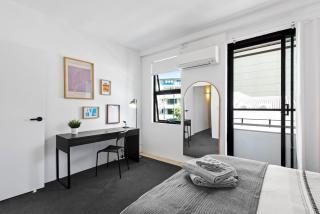 Trendy Teneriffe - 1Bed -1Bath - 1Car - Balconies - 1