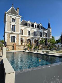Eclosion Château Hôtel & Restaurant - Saint-Paul-en-Jarez - 0