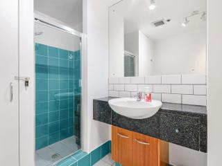Spacious 1 Bedroom Apartment in Teneriffe Brisbane - 2