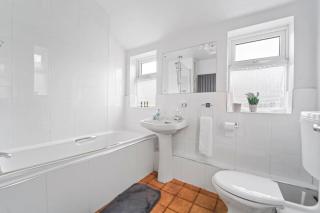 Convenient 4 Bed Homely Retreat in Wolverhampton - Wolverhampton - 4