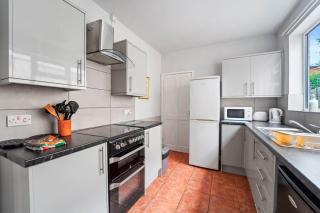 Convenient 4 Bed Homely Retreat in Wolverhampton - Wolverhampton - 1