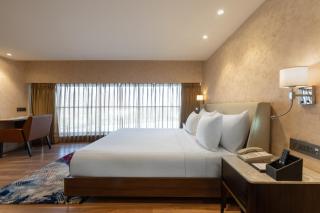 Clarks Inn Suites Hyderabad Airport - Hyderabad - 8