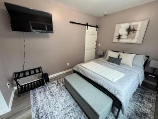 4 min walk to train, 40 min to NYC, Luxury Unit! - - 0