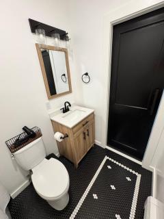 4 min walk to train, 40 min to NYC, Luxury Unit! - - 8