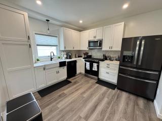 4 min walk to train, 40 min to NYC, Luxury Unit! - - 5