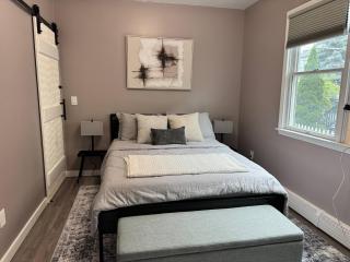 4 min walk to train, 40 min to NYC, Luxury Unit! - - 4