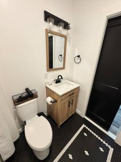 4 min walk to train, 40 min to NYC, Luxury Unit! - - 2