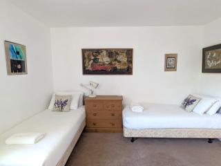 Cosy Cottage with Large Garden I Semi Rural Retreat! Nearby Countryside, Beaches & Goodwood - Chichester Holiday Properties - Eartham - 2
