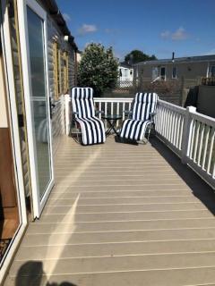 Great Caravan With Decking And Wi-Fi At Dovercourt Holiday Park Ref 44002F - Great Oakley - 0