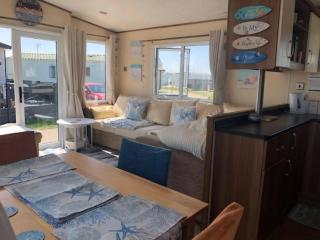 Great Caravan With Decking And Wi-Fi At Dovercourt Holiday Park Ref 44002F - Great Oakley - 7