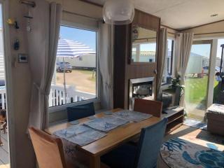 Great Caravan With Decking And Wi-Fi At Dovercourt Holiday Park Ref 44002F - Great Oakley - 5