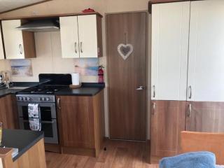 Great Caravan With Decking And Wi-Fi At Dovercourt Holiday Park Ref 44002F - Great Oakley - 4