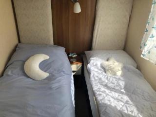 Great Caravan With Decking And Wi-Fi At Dovercourt Holiday Park Ref 44002F - Great Oakley - 2