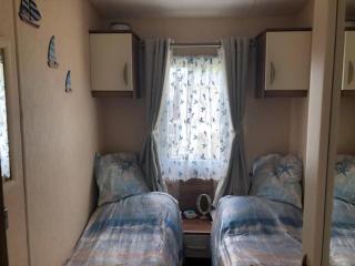 Great Caravan With Decking And Wi-Fi At Dovercourt Holiday Park Ref 44002F - Great Oakley - 1