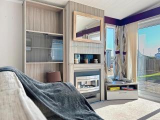 Stunning 6 Berth Caravan, Close To The Beach In Suffolk Ref 68067Cr - Lowestoft - 0
