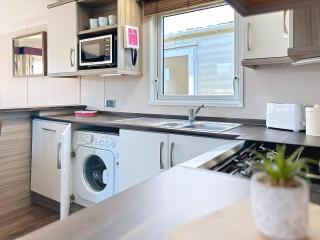 Stunning 6 Berth Caravan, Close To The Beach In Suffolk Ref 68067Cr - Lowestoft - 8
