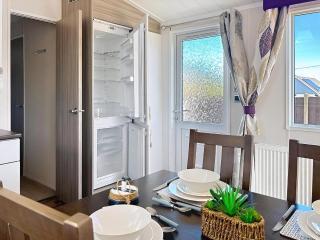 Stunning 6 Berth Caravan, Close To The Beach In Suffolk Ref 68067Cr - Lowestoft - 5